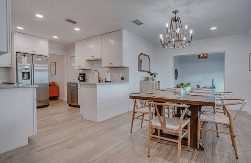 Bay Crest Park House | Direct Bay Access - close to the Beach & the Stadium Stadium| Pool| 3BR