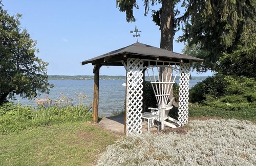 Traverse City House | Direct Lake Leelanau Sunset view, Fire pit, grill, dock, boat lift , dog ok