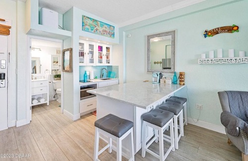 Daytona Beach Shores Apartment | Direct Ocean Front 1st Floor Studio Unit! Hawaiian Inn