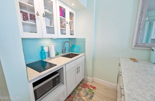 Daytona Beach Shores Apartment | Direct Ocean Front 1st Floor Studio Unit! Hawaiian Inn