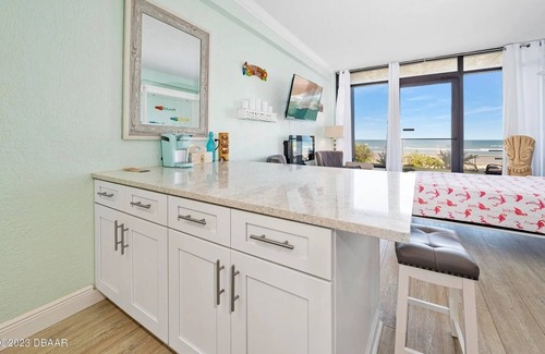 Daytona Beach Shores Apartment | Direct Ocean Front 1st Floor Studio Unit! Hawaiian Inn