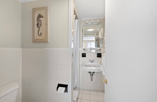 Falmouth Heights Hotel | Direct Ocean View Studio | 2 Double Beds + Kitchenette (102)