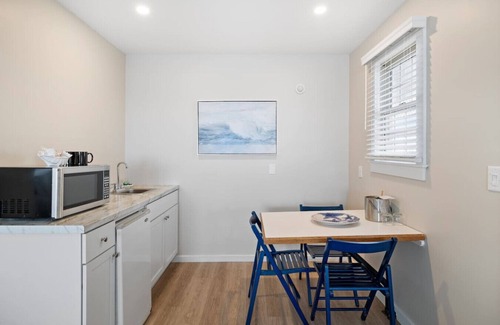 Falmouth Heights Hotel | Direct Ocean View Studio | 2 Double Beds + Kitchenette (102)