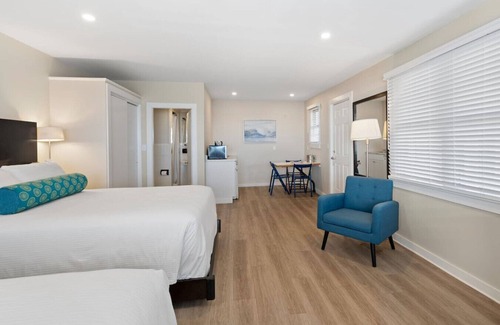Falmouth Heights Hotel | Direct Ocean View Studio | 2 Double Beds + Kitchenette (102)