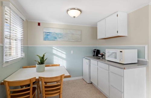 Falmouth Heights Hotel | Direct Ocean Views! Studio with Kitchenette & Shared Deck (106)