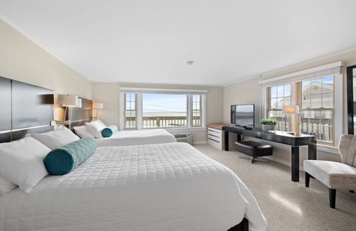 Falmouth Heights Hotel | Direct Ocean Views! Studio with Kitchenette & Shared Deck (106)