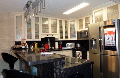 Waikiki Hotel | Direct Oceanfront in the Heart of Waikiki! Spectacular New Custom Reno!