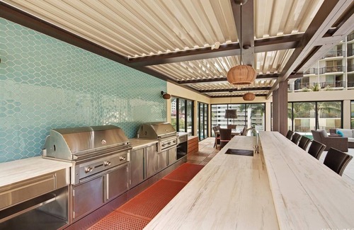 Waikiki Hotel | Direct Oceanfront in the Heart of Waikiki! Spectacular New Custom Reno!