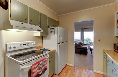 Bainbridge Island House | Direct waterfront - welcoming home with fireplace, full kitchen & furnished deck