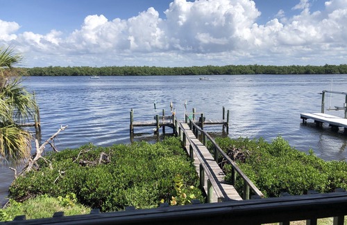 Mid Island House | Direct Waterfront House (20-0336)