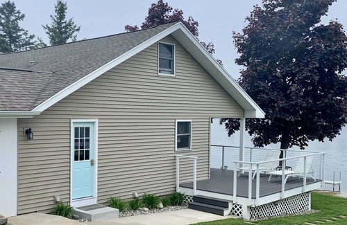 Silver Lake Cottage | Direct Waterfront 4 Bedroom / 2 Bath Great For Multi-Family Vacations!