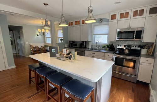 Danbury House | Direct Waterfront Home~Panoramic Views & Hot Tub on Candlewood Lake~Weekly Disct