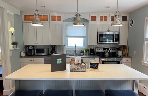 Danbury House | Direct Waterfront Home~Panoramic Views & Hot Tub on Candlewood Lake~Weekly Disct
