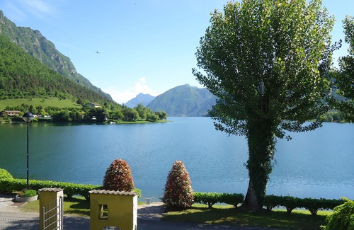 Idro Apartment | DIRECTLY ON THE BEACH/LAKE, apartment for up to 4 people, pool, garden, wide view