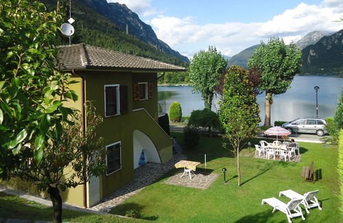 Idro Apartment | DIRECTLY ON THE BEACH/LAKE, apartment for up to 4 people, pool, garden, wide view