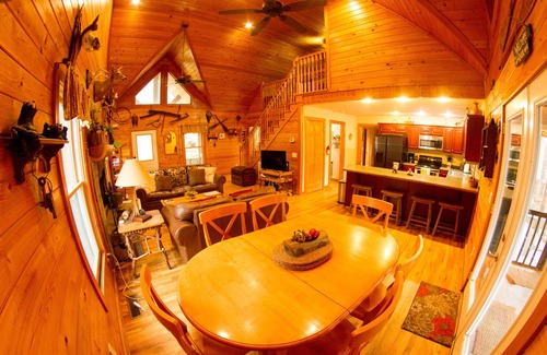 Demorest House | Discount September 28-30! Luxury River House, hot tub, kayaks, fire pit, dogs OK