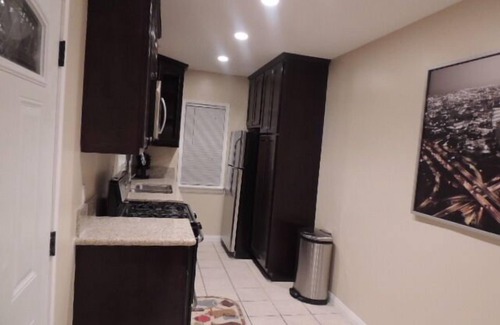 Los Angeles Cottage | Discounted Prices! 15 min. to Hollywood and Beaches. In the heart of LA.