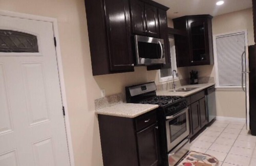 Los Angeles Cottage | Discounted Prices! 15 min. to Hollywood and Beaches. In the heart of LA.