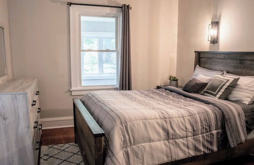 Minneapolis House | Discover Comfort & Embrace Cozy Elegance! Minutes Away from Downtown Minneapolis