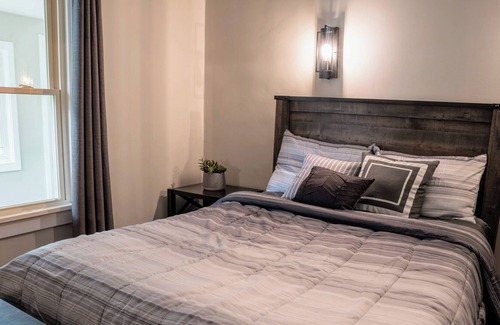 Minneapolis House | Discover Comfort & Embrace Cozy Elegance! Minutes Away from Downtown Minneapolis