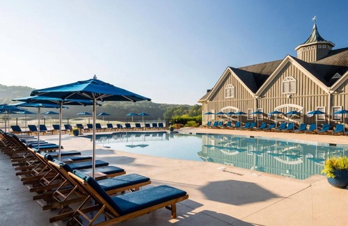 Mount Berry Hotel | Discover Nature from Spacious Room w/Scenic Views and Pool Access!