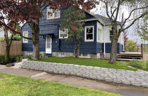 Overlook House | Discover North Portland charm near Moda Center