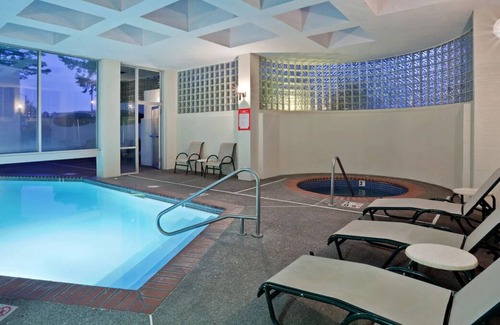 Lake Forest House | Discover Portland! Close to Lake Oswego! Onsite Parking and Pool!