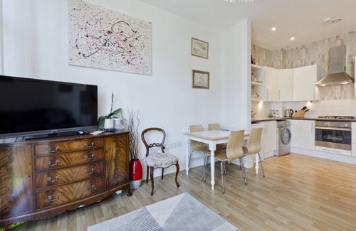 Vincent Square Apartment | Discover Riverside Comfort at Tate Britain: Stylish 1-Bed Apartment (Sleeps 4)