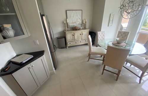 North End House | Discovery Bay, Townhouse 2.nExecutive, Premier, Luxury Lakeside Vacation Rental.