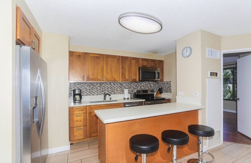 Kaka'ako Condo | Discovery Bay Waikiki, 2BR 2BA, close to beach, free parking, washer/dryer, cable & streaming TV!