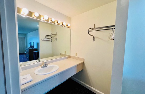 Garland Hotel | Discovery Inn