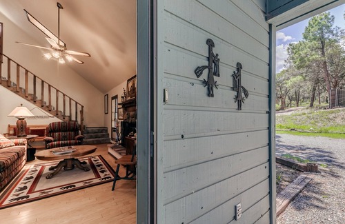 Ruidoso Downs Cabin | 'Distinct stay' guaranteed at Lone Pine! Pet friendly