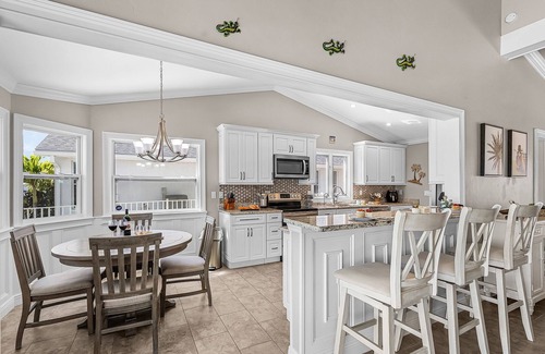 Caloosahatchee House | Dive into Fun & Tropical Vibes at Beach Retreat - Coral Beach Dream