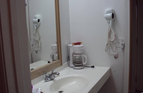 Tazewell Hotel | Dixie Plaza hotel