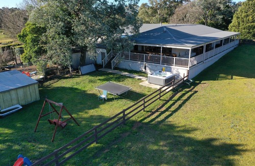 Berrima House | Dixieland Estate - Country Retreat with Hot Tub + Games Room