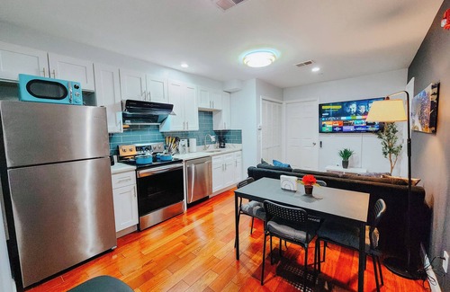 West Poplar Apartment | Dlux/2 King Beds/55" TV/Rain Shower/W/D