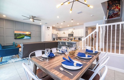 Davenport House | DLuxx Windsor Island – 5BR Pool & Themed Rooms 271