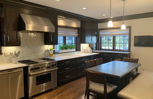 Shorewood House | DNC: Remodeled English Tudor 1 block from Lake Michigan & minutes from downtown