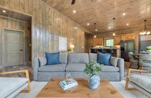 Cosby Cabin | Do Good Holler by AvantStay | Newly Built Luxe Cabin | Hot Tub, Views, Game Room