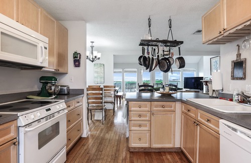Slidell House | Do Jazz Fest and French Quarter then come back to peace & quiet!