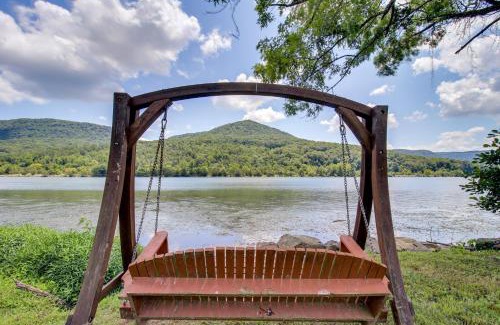 Whiteside House | Dock and Hot Tub Tennessee River Cabin Getaway