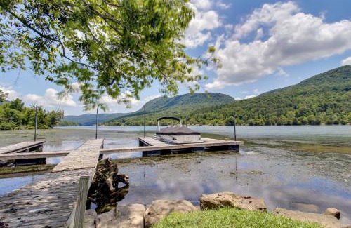 Whiteside House | Dock and Hot Tub Tennessee River Cabin Getaway