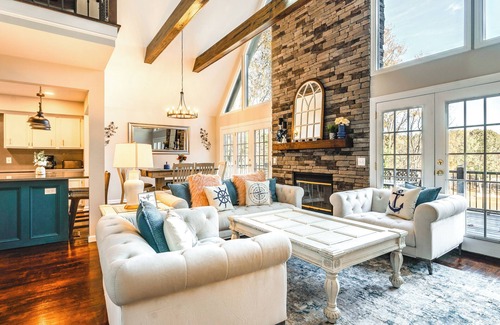 Southmont House | Dock & Hot Tub at High Rock Lake Retreat