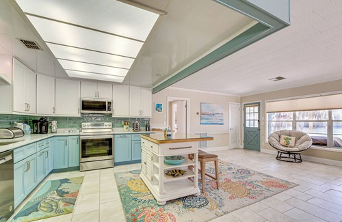 Homosassa Cottage | Dock + Lanai: Riverview Homosassa Escape!