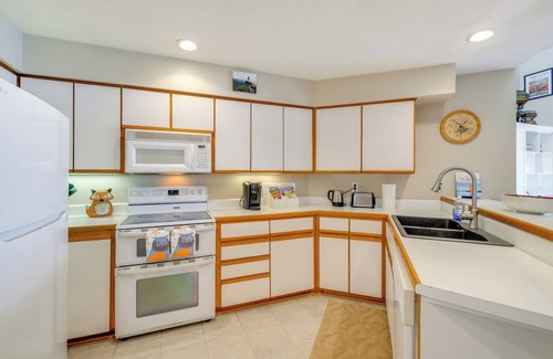 North Shore Condo | Dock + Pool Access: Condo on Smith Mountain Lake