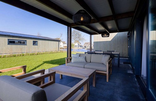 Delfstrahuizen House | Docklodge Stay by the Water