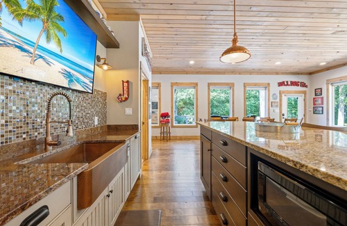 Gumlog House | Dockside Dawg on Lake Hartwell