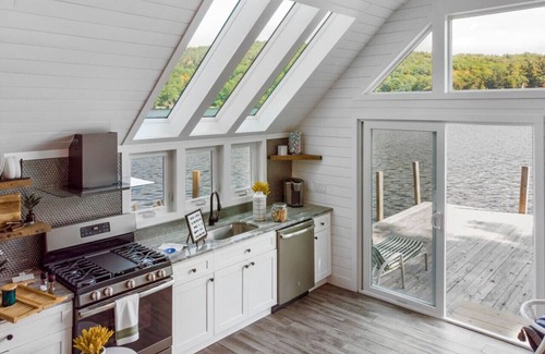 Newbury House | Dockside Dream | 4 mins to Mt Sunapee | Dock | VIEWS | Grill
