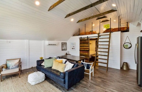 Newbury House | Dockside Dream | 4 mins to Mt Sunapee | Dock | VIEWS | Grill