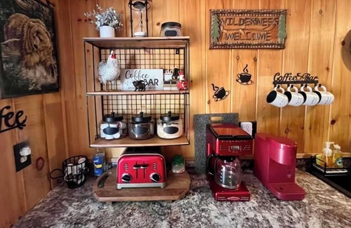 Madison Cottage | Dog 🐾 3 bedroom 5 bed cottage - Sleeps 8 Private lake community 0.5 mls to water